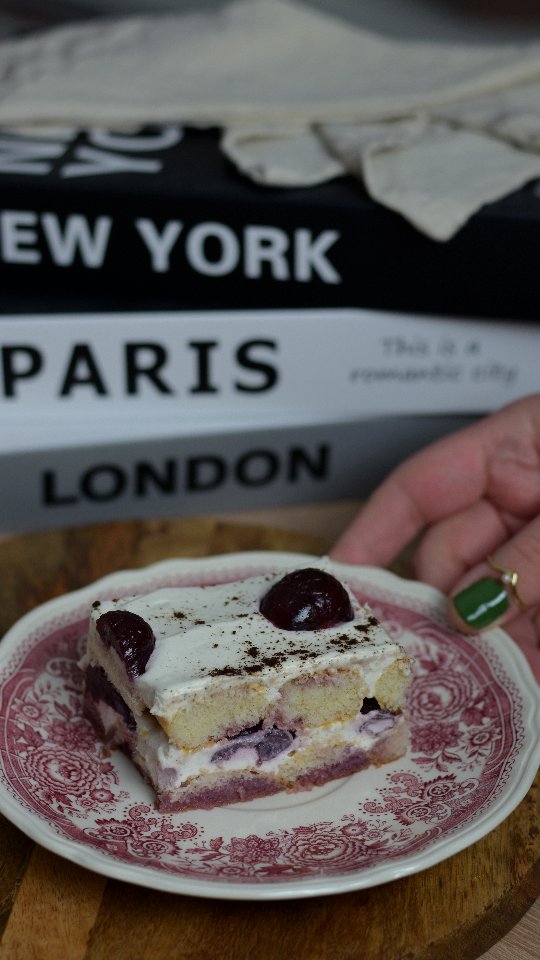 Desert rapid cu pișcoturi, compot de cireșe și cremă de mascarpone cu vanilie

Un desert răcoritor, gata în câteva minute — fără coacere și cu o cremă fină cu aromă de vanilie.

Dă o ❤️ și salvează clipul ca să nu pierzi rețeta când ai poftă de ceva dulce și rapid!

🍒Ingrediente: 
✅️ 300 g pișcoturi 
✅️ 1 borcan cu compot de cireșe 
✅️ 500 g mascarpone 
✅️ 400 g smântână pentru gătit și frișcă @laptariacucaimac
✅️ 100 g zahăr pudră 
✅️ Pudră de vanilie

🍒Mod de preparare: 
Pentru realizarea cremei folosesc Thermomix, iar pașii de urmat îi regăsiți mai jos.

Transform zahărul în pudră, apoi atașez fluturele pe cuțit. (Atenție!!! În video am omis să îl adaug în acest pas, dar l-am adăugat ulterior)

Adaug toate ingredientele (mascarpone rece, smântâna rece și pudra de vanilie) și mixez 1 min / viteza 3,5 fără paharul dozator.

Repet apoi mixarea timp de 30 sec / viteza 3,5 de 2–3 ori, până obțin consistența dorită.

💡 Secretul e să mixezi scurt și în reprize, ca să nu se taie crema.

Se obține o cremă stabilă, aerată, cu aromă de vanilie — gata de folosit pentru deserturi la pahar, prăjituri sau torturi.

🍒Montare: 
Într-o tavă ceramică pătrată (23x23 cm) alternez straturi de pișcoturi însiropate cu compot, cremă și cireșe fără sâmburi.

Las la frigider minim 2-3 ore… și gata! 🍰

Un desert cremos, ușor acrișor și absolut delicios!

Ce zici, încerci și tu weekend-ul acesta? Etichetează-mă, dacă reușești!

#nextbestfoodie #homemade #easyrecipe #cherries