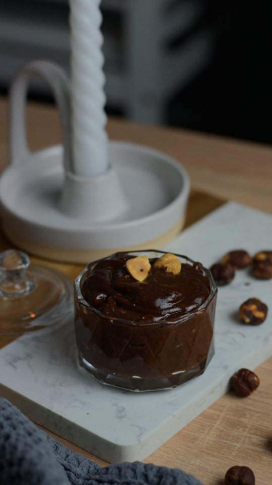 Cine nu iubește Nutella?

Și nu, nu vorbesc de cea din comerț cu eticheta lungă....Vorbesc de cea făcută în casă, din doar 5 ingrediente...fină, cremoasă și cu gust intens de alune coapte. 

Ai nevoie de un robot puternic și de doar câteva minute la dispoziție. 

Salvează rețeta și încearc-o cât mai curând!

🍒Ingrediente:

✅️ 350 g alune de pădure coapte 

✅️ 120 g zahăr 

✅️ 30 g pudră de cacao 

✅️ 30 g ulei de cocos 

✅️ 200 g lapte

🍒Mod de preparare:

Se coc alunele de pădure, în cuptorul preîncălzit, timp de 25 de minute la 170° C, pe funcția căldură sus-jos. 

Se lasă la răcit, apoi se decojesc cu ajutorul unui prosop (atât cât se poate, căci unele sunt mai încăpățânate și vor să-și păstreze coaja).

Se transformă, cu ajutorul robotului, în unt de alune, apoi se adaugă celelalte ingrediente și se mixează până se omogenizează.

Se poate folosi în preparate sau se poate mânca direct cu lingurița... zero vinovăție! 🤭

Spune-mi, tu cum ai savura-o prima dată?

#nutella #homemade #real #goodies #nextbestfoodie
#hazelnut