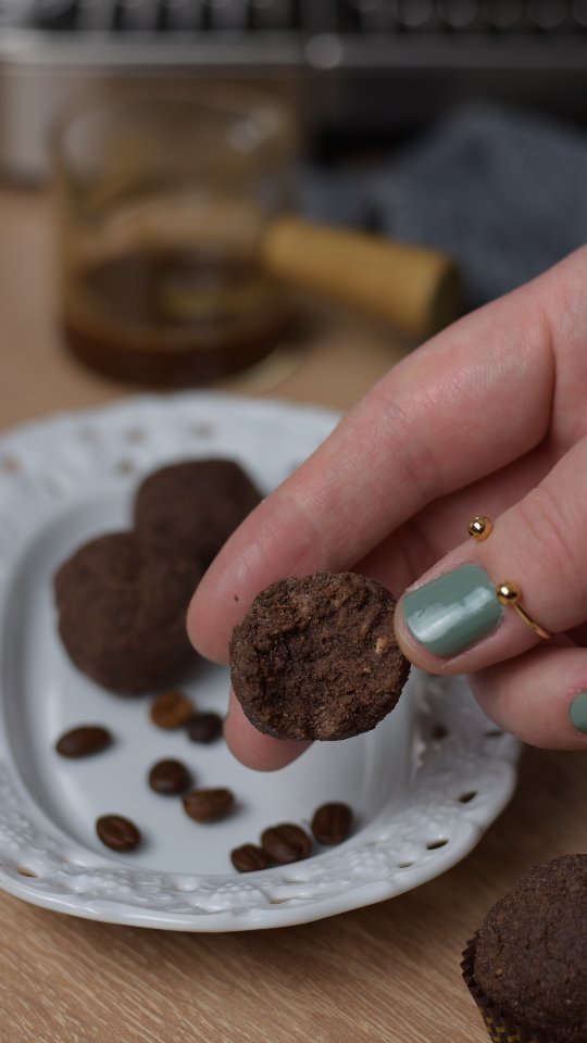 N-ai nevoie de ciocolată ca să faci cele mai fine trufe cu cafea...

 

Fine, aromate și gata în câteva minute...

 

Gustul? Pură plăcere sub formă de bomboane 🤤

 

Trufe cu cafea

 

🍒Ingrediente:

*cantități pentru ≈ 20 trufe

 

✅️ 200 g lapte praf

✅️ 30 g pudră de cacao

✅️ 50 g zahăr pudră

✅️ 40 g ulei de cocos (topit)

✅️ 8 linguri double espresso 

✅️ ½ linguriță pudră de vanilie 

✅️ pudră de cacao (opțional pentru tăvălit)

 

🍒Mod de preparare:

Amestecă într-un bol mare laptele praf, pudra de cacao, zahărul pudră și pudra de vanilie.

 

După omogenizare adaugă uleiul de cocos și espresso-ul, puțin câte puțin, amestecând până obții o compoziție relativ moale.

 

 

Modelează biluțe mici (cu mâinile ușor unse sau reci).

 

Tăvălește-le, în funcție de preferințe, prin pudră de cacao, lapte praf sau fulgi de cocos.

 

Păstrează-le în frigider într-o cutie închisă. Se mențin proaspete 4–5 zile.

 

Înainte de servire, lasă-le la temperatura camerei 10-15 minute pentru intensificarea aromei.

 
 

🔖Salvează rețeta pentru zilele în care vrei un dulce rapid, dar special!

 

PS: A început Black Friday pe ninja.ro, așa că dacă vă face și vouă cu ochiul vreun produs de pe site, ăsta e momentul să îl comandați la cel mai mic preț din an ❣️

#coffee #truffles #homemade #ad #sweets #goodvibes