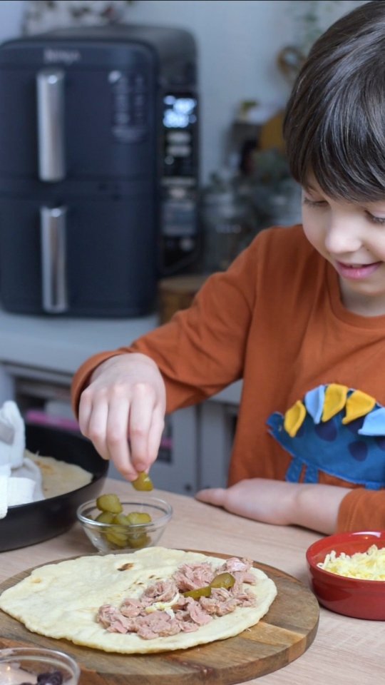 Quesadillas reinterpretate în varianta rapidă – cu ton, fasole neagră, castraveți murați și cheddar, rumenite perfect în air fryer.

💫 Apropo, au apărut noi produse în oferta de Black Friday pe @ninjakitchenro.
Intră și tu pe site și descoperă cele mai mici prețuri din an! 💫

Cine ar fi zis că în doar 10 minute te poți bucura de o masă atât de delicioasă?

Quessadillas crocante la exterior, cremoase în interior…

🍒Ingrediente:
✅️ Tortillas de casă
✅️ Ton în ulei de măsline
✅️ Fasole neagră fiartă
✅️ Castraveți murați
✅️ Mix cheddar

🍒Mod de preparare:
După pregătirea precum în video, se coc 5 minute pe funcția air fryer (200°C).
Se pot servi simple sau cu sosul preferat.

Ți-a făcut ceva cu ochiul sau ai deja un aparat Ninja acasă?

💬 Scrie-mi în comentarii și nu uita să salvezi ideea pentru un prânz sau o cină rapidă!

#quesadillas #tuna #easyrecipe #airfryer #blacknlbeans #nextebestfoodie