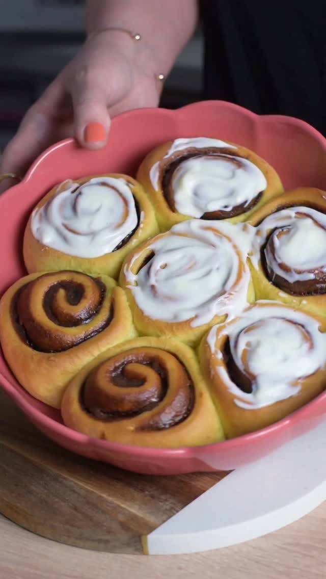 Rulouri pufoase cu Nutella homemade 

Hai să facem împreună cele mai pufoase rulouri, perfecte pentru o dimineață leneșă sau un weekend cozy. 

Eu le-am copt în tava ceramică Emile Henry, nuanța Rose Candy, achiziționată de pe @kitchenshopromania.

💥 Cu această ocazie, vă invit să vizitați magazinele KitchenShop sau să aruncați o privire pe site, unde găsiți reduceri atractive la o mulțime de produse din oferta de Black Friday.

În stories v-am pregătit și câteva recomandări personale — să nu le ratați! 

🍒 Ingrediente 

*cantități pentru 12 rulouri

Aluat:

✅ 500 g făină Manitoba

✅ 250 ml lapte călduț (de vacă sau vegetal)

✅ 7 g drojdie uscată

✅ 50 g zahăr brut

✅ 80 g unt moale (82% grăsime)

✅ 1 linguriță pudră de vanilie

✅ 1 praf de sare

✅️ 1 praf de turmeric 

Umplutură:

✅ Nutella homemade (găsești rețeta în antepenultima postare)

Glazură:

✅ Iaurt grecesc 10% grăsime

✅ Miere (după gust)

🍒 Mod de preparare

Activează drojdia, amestecând-o cu laptele călduț și zahărul brut.

Las-o 10 minute, până devine spumoasă.

Adaugă făina cernută, pudra de vanilie și sarea.

Frământă 10–15 minute manual (sau 2–3 minute cu robotul), până obții un aluat neted și elastic.

Formează o bilă, pune-o într-un bol curat, acoperă și lasă la dospit 1–1,5 ore, până își dublează volumul.

Întinde aluatul într-un dreptunghi, unge-l cu Nutella de casă (la temperatura camerei) și rulează strâns.

Taie felii egale și așază-le în tavă.

Acoperă-le și lasă-le din nou la crescut 30–45 minute.

Coace rulourile în cuptorul preîncălzit la 180°C, funcția sus-jos, timp de aprox. 25 minute, până devin aurii.

La final, după ce se răcesc puțin, unge-le cu glazura din iaurt și miere.

Moi, parfumate și pline de ciocolată — un desert care aduce miros de brutărie acasă.

Tu cu ce ai umple rulourile: Nutella, scorțișoară sau gem de casă?

Scrie-mi în comentarii — sunt curioasă ce variantă te tentează cel mai mult! 

#rolls #nutellarolls #nutellahomemade #nextbestfoodie #blackfriday #kitchenshop #ad