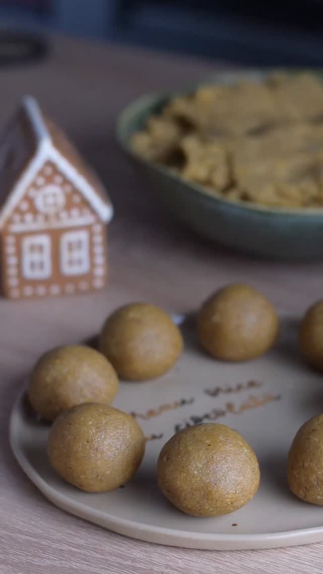 🍯 Biluțe Marlenka făcute acasă, din doar 5 ingrediente - promit că sunt mai bune ca cele din comerț!

Din miere, nuci coapte și biscuiți, un mix periculos de bun...

🍒Ingrediente:

*cantități pentru ≈ 25 biluțe

✅️ 100 g nuci (jumătăți, coapte 25 min/70°C)
✅️ 150 g biscuiți populari
✅️ 100 g unt (82% grăsime)
✅️ 75 g lapte condensat homemade 
✅️ 50 g miere de rapiță 

🍒Mod de preparare:
Eu am pregătit compoziția la Thermomix, însă se poate face cu ajutorul oricărui alt robot. 

1. Adaugă în bol nucile și biscuiții

➤ 10 sec/viteză 7
➤ Transferă amestecul într-un bol separat.

2. Pune în bol untul și mierea

➤ 2-3 min/60°C/viteza 2 (până se topește complet)

Eu am optat pentru mierea de rapiță,întrucât aceasta conferă o textură mai catifelată și gust autentic de Marlenka.

3. Adaugă laptele condensat și sarea

➤ 20 sec/viteză 3 

4. Adaugă în bol amestecul de biscuiți + nuci

➤ 20 sec/viteză 4/sens invers

5. Verifică textura – trebuie să fie compactă, dar maleabilă.

*Dacă e prea tare → 1 lingură lapte

*Dacă e prea moale → 1 lingură biscuiți măcinați (eu nu am adăugat nimic, însă depinde de tipul mierii folosite, de tipul laptelui condensat)

6. Formează biluțe mici (2–3 cm diametru)

7. Așază-le pe o tavă și dă-le la frigider minim 2 ore

Se păstrează 5–6 zile la frigider, într-o cutie închisă.

🔖Salvează rețeta și dă-ne un tag, dacă le încerci!

#marlenka #nuggets #homemade #nextbestfoodie #honey #nuts