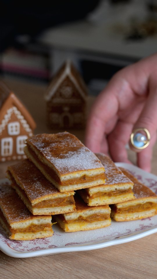 Plăcintă cu dovleac copt și un coș de cumpărături echilibrat 

@carrefourromania, prin programul Act for Food, m-a provocat să construiesc un coș de cumpărături sănătos și accesibil, folosind metoda 5️⃣4️⃣3️⃣2️⃣1️⃣:

✅️ 5 tipuri de legume

✅️ 4 tipuri de fructe

✅️ 3 tipuri de proteine

✅️ 2 tipuri de carbohidrați

✅️ 1 tip de grăsime sănătoasă

Am pornit de la dovleacul plăcintar, din gama Carrefour la Piață, cu care am făcut o plăcintă aromată de toamnă — găsești mai jos rețeta, perfectă pentru a răsfăța toată familia.

Plăcintă cu dovleac copt

🍒Ingrediente:
*cantități pentru o tavă cu dimensiunile 20x30 cm

Aluat foi
✅️ 250 g făină tip 650
✅️ 5 g praf de copt 
✅️ 150 g iaurt cu 3,5% grăsime Carrefour Classic 
✅️ 30 g ulei 
✅️ 1 praf de sare

Umplutură 
✅️ 450 g dovleac plăcintar copt
✅️ 2-3 linguri zahăr brut
✅️ Scorțișoară Ceylon 
✅️ 2 linguri griș 

✅️ 5-6 linguri lapte (pentru uns înainte de coacere)
✅️ Zahăr pudră 

🍒Mod de preparare:

Pentru aluat amestecă ingredientele menționate. Frământă 2-3 minute până obții un aluat moale, ușor elastic.

Acoperă-l și lasă-l la odihnit 15 minute la temperatura camerei.

Pentru umplutură amestecă dovleacul copt pasat cu zahărul, scorțișoara și grișul. Gustă și reglează dulceața.

Împarte aluatul în două părți.

Întinde prima foaie (2-3 mm grosime) și așaz-o în tava tapetată cu hârtie de copt.

Pune umplutura de dovleac.

Acoperă cu a doua foaie. Înțeap-o ușor cu furculița.

Unge suprafața cu puțin lapte (pentru luciu).

Coace plăcinta în cuptorul preîncălzit la 180°C, căldură sus-jos, aproximativ 30 de minute sau până se rumenește frumos.

După coacere las-o să se răcorească, apoi pudrează cu zahăr vanilat sau zahăr pudră.

Toate ingredientele din gamele Filiera Calității Carrefour, Carrefour la Piață, Carrefour Bio și Carrefour Classic, le găsești ușor în magazinele Carrefour 🛒

💬 Tu ai încercat metoda 5,4,3,2,1 pentru un coș echilibrat?

📌 Salvează postarea ca să revii la rețetă sau la listă data viitoare când mergi la cumpărături!

#CarrefourRomania #Carrefour #ActForFood #FilieraCalitatiiCarrefour #CarrefourBio #CarrefourClassic #CarrefourLaPiata #DragDeRomania