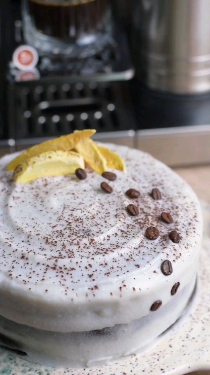 Am pornit espressorul Ninja ES601 pentru o cafea și... m-am trezit făcând un tort...

Un tort semi-naked cu cacao, cafea decaf & cremă fină de cocos, cu blat umed și aromat, care pare făcut într-o cafenea fancy...

Ah...și mai e și de post.

Blatul are aroma aceea subtilă de cafea fresh, făcută exact la intensitatea potrivită, datorită espressor-ului Ninja, care nu dă greș niciodată. 

Crema e delicioasă, iar accentele de portocală și mango duc tortul în zona wow, fără să fie deloc complicat. 

Sunt curioasă: voi ce desert ați face folosind cafeaua voastră preferată? 

Tort vegan cu cafea și cocos

*cantități pentru o formă rotundă cu diametrul de 18 cm
🍒Ingrediente:

Blat
✅️ 250 g făină 
✅️ 60 g cacao
✅️ 150 g zahăr de cocos 
✅️ 5 g bicarbonat de sodiu
✅️ 1 praf de sare
✅️ 250 ml lapte vegetal
✅️ 80 g ulei de cocos
✅️ 1 lingură oțet de mere 
✅️ 120 ml cafea* fierbinte (întărește aroma de cacao)

*eu folosesc varianta decaf (Columbia El Vergel)

Cremă
✅️ 600 ml lapte de cocos Rapunzel (partea cremoasă + lichidul)
✅️ 50 g amidon de porumb 
✅️ 100 g zahăr 
✅️ Pudră de vanilie
✅️ 2 linguri ulei de cocos (opțional, pentru mai multă finețe)
✅️ 1 praf de sare (opțional, intensifică aromele)

Extra:
✅️ Gem de portocale 
✅️ Mango liofilizat 
✅️ Cacao
✅️ Boabe de cafea

🍒Mod de preparare:

1. Preîncălzește cuptorul la 175°C și tapetează forma cu hârtie de copt.

2. În bolul robotului adaugă făina cernută, pudra de cacao, sarea, zahărul și bicarbonatul. Peste acesta din urmă adaugă oțetul de mere. 

3. Adaugă apoi laptele vegetal și uleiul de cocos.

4. Mixează ușor, doar până se omogenizează.

5. Adaugă cafeaua fierbinte, amestecând până devine un aluat curgător și lucios. E normal să pară mai lichid decât un aluat obișnuit de tort.

6. Toarnă în formă și coace 55 de minute, la 175° C, pe funcția căldură sus-jos.

7. Lasă să se răcească complet înainte de a-l tăia sau umple cu cremă.

Ca să rămână umed și moale, lasă-l 10–15 minute în formă, apoi scoate-l pe un grătar la răcit complet.

Când ajunge la temperatura camerei...

Continuare în comentarii 👇
#nextbestfoodie #coffee #lover #coffeecake